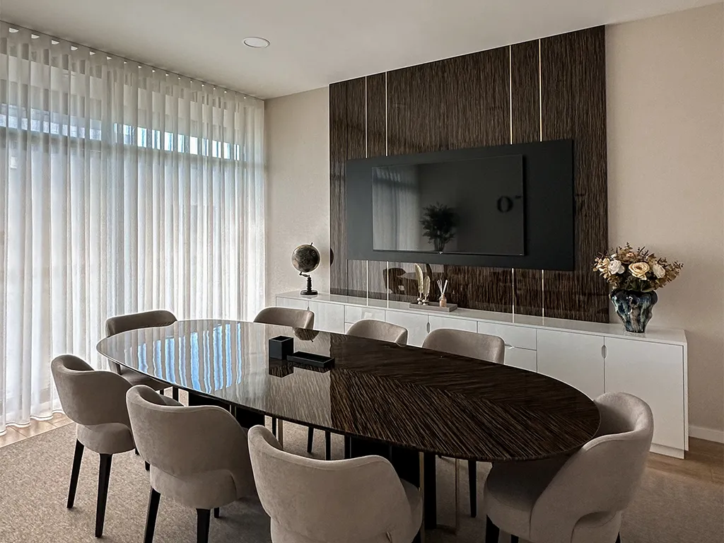 Foto da sala de reuniões grande do Grupo Merito Invest